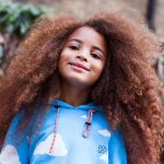 بسبب شعره الطويل.. رفض تسجيل طفل في مدارس بريطانيا