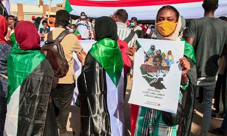 سودانيات يتظاهرن تضامناً مع أمهات ضحايا الاحتجاجات… و«إيغاد» تطرح مبادرة لتسهيل الحوار