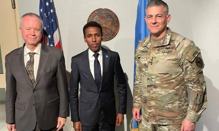 الجنرال أودوا يلتقي قائد القوات الأمريكية في إفريقيا والسفير الأمريكي الجديد في قاعدة بلي دوغلي الجوية الجنرال أودوا يلتقي قائد القوات الأمريكية في إفريقيا والسفير الأمريكي الجديد في قاعدة بلي دوغلي الجوية