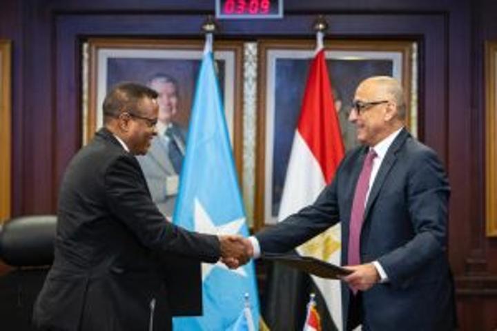 عقب توقيع مذكرة تفاهم بين البنك المركزي الصومالي والمصري : سفير الجمهورية يشكر “طارق عامر ” لدعم بلاده وتعزيز النظام المالي في الصومال عقب توقيع مذكرة تفاهم بين البنك المركزي الصومالي والمصري : سفير الجمهورية يشكر “طارق عامر ” لدعم بلاده وتعزيز النظام المالي في الصومال