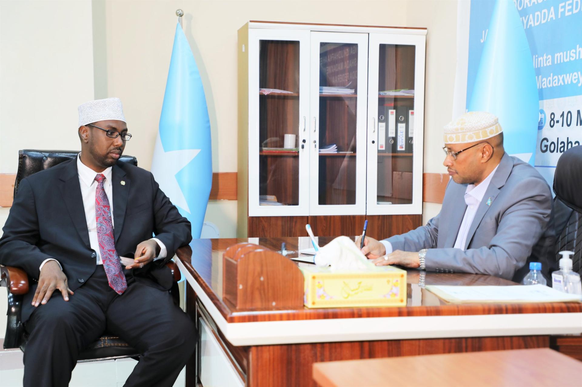 المرشح الرئاسي الصومالي عبد القادر بغدادي يتسلم شهادة ترشحه للرئاسة