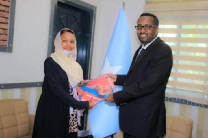 القائم بأعمال وزير الخارجية يتسلم أوراق اعتماد الممثلة الجديدة لمنظمة الأمم المتحدة للطفولة لدى الصومال