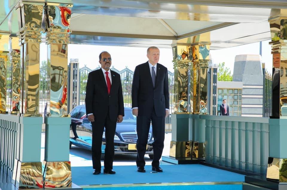استقبال حار للرئيس الصومالي بقصر الرئاسة في أنقرة