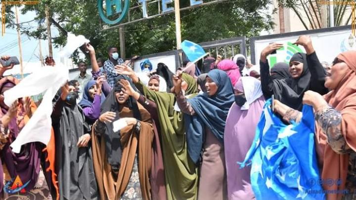 الأهالي يتظاهرون في مقديشو للتعبير عن فرحتهم بعد أول ظهور علني للجنود الصوماليين المتدربين في إريتريا الأهالي يتظاهرون في مقديشو للتعبير عن فرحتهم بعد أول ظهور علني للجنود الصوماليين المتدربين في إريتريا