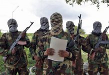 مسلحون يهاجمون فندقاً في مقديشو وإصابة رئيس الاستخبارات مسلحون يهاجمون فندقاً في مقديشو وإصابة رئيس الاستخبارات