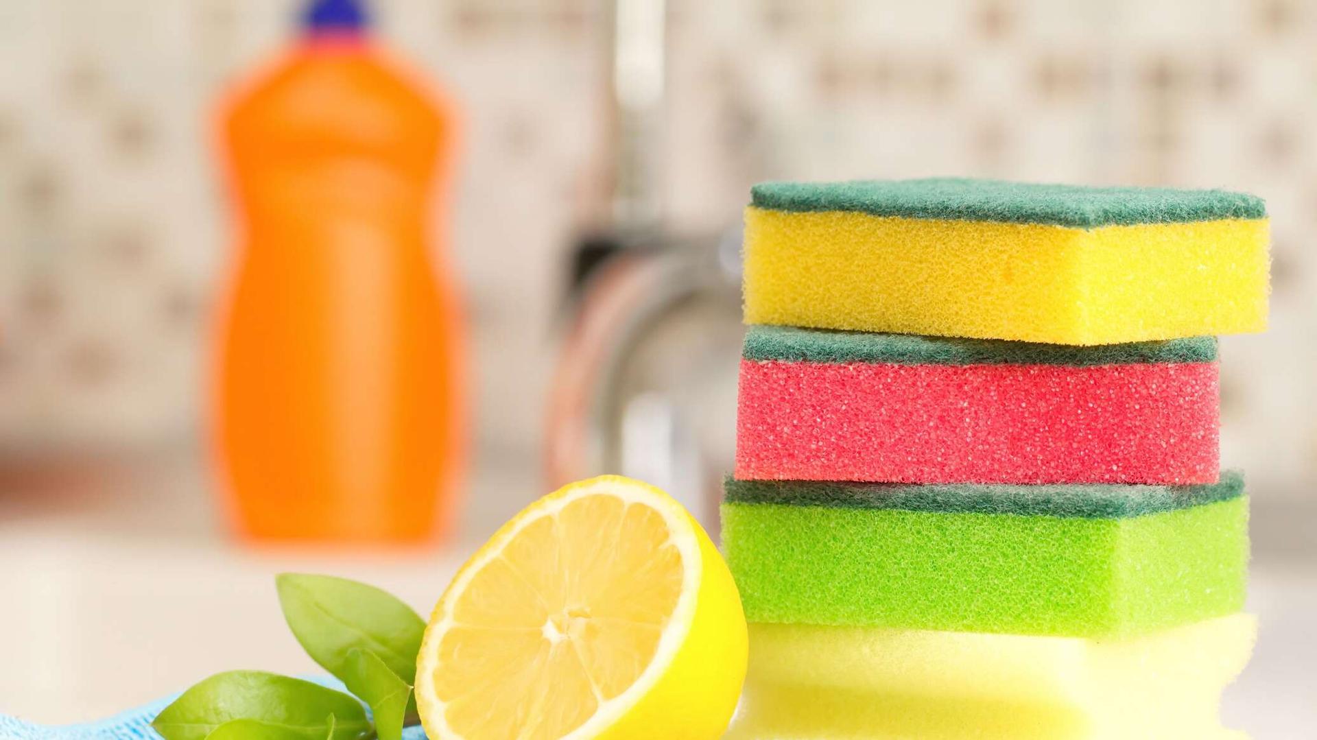 لماذا إسفنجة المطبخ تكون بألوان مختلفة... ماذا يعني كل لون