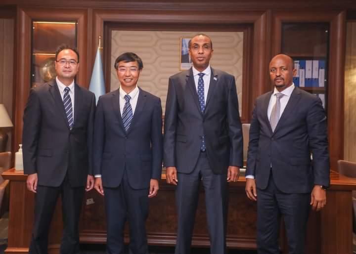 رئيس الوزراء يجتمع مع السفير الصيني رئيس الوزراء يجتمع مع السفير الصيني