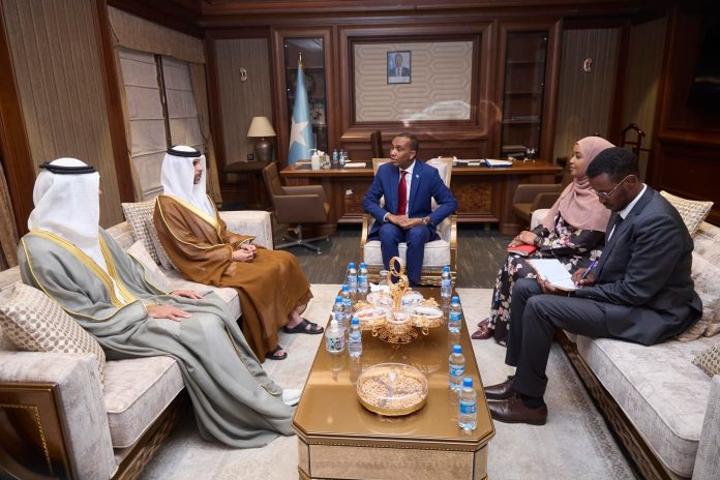 رئيس الوزراء يستقبل السفير الإماراتي رئيس الوزراء يستقبل السفير الإماراتي