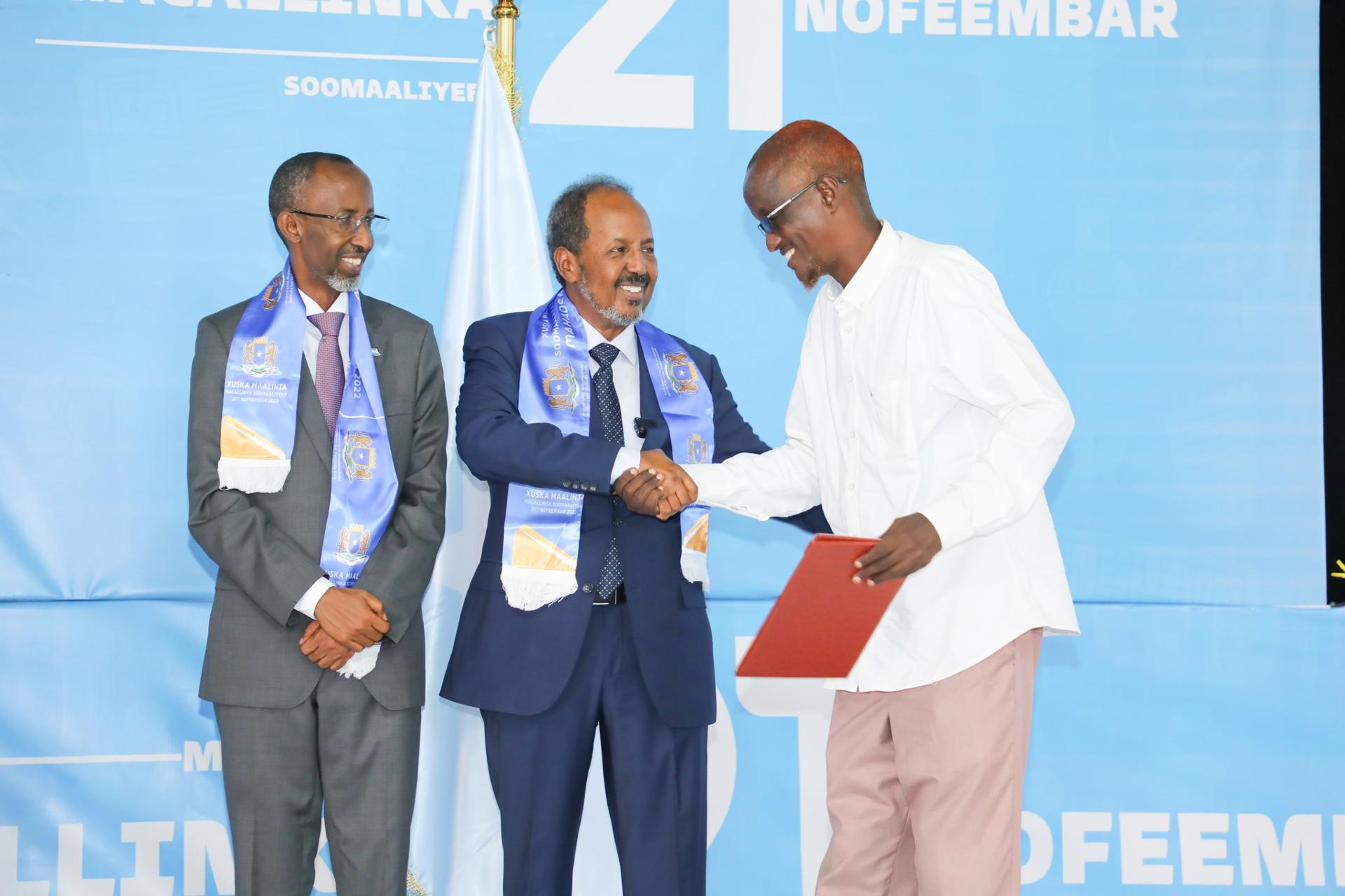رئيس الجمهورية يقدم التهنئة للمعلمين الصوماليين ويؤكد دورهم في التطوير وبناء المجتمع