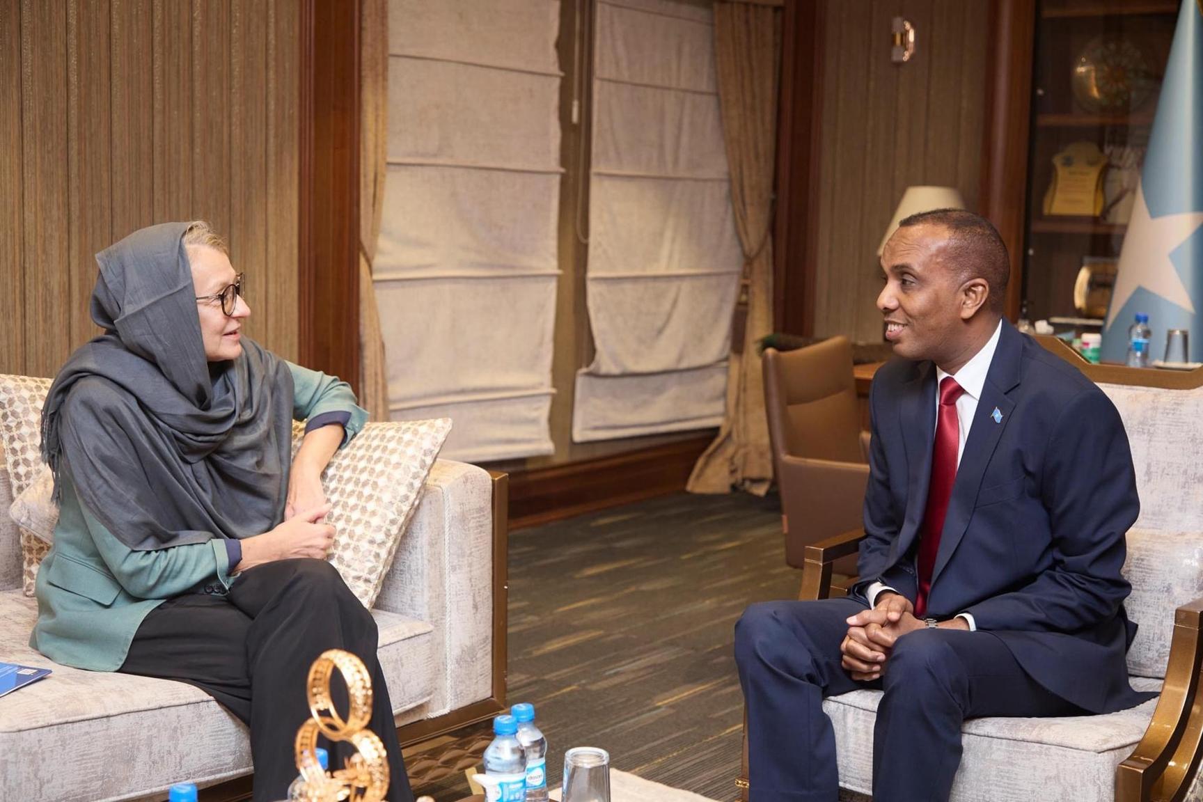 لقاء بين رئيس الوزراء وسفيرة الاتحاد الأوروبي لدى البلاد لقاء بين رئيس الوزراء وسفيرة الاتحاد الأوروبي لدى البلاد