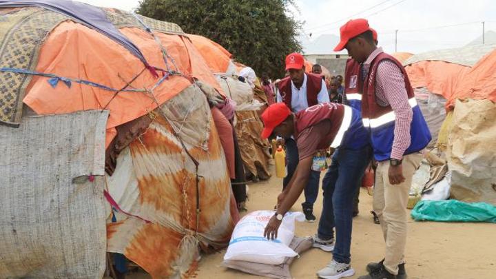 قطر الخيرية توزع سلالاً غذائية على مخيمات النازحين في الصومال