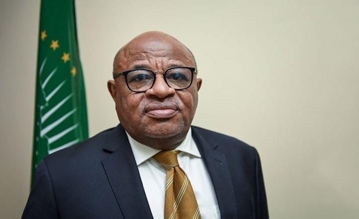 رئيس بعثة الاتحاد الأفريقي يهنئ الجيش الصومالي على استعادة بلدات رئيسية من حركة الشباب رئيس بعثة الاتحاد الأفريقي يهنئ الجيش الصومالي على استعادة بلدات رئيسية من حركة الشباب