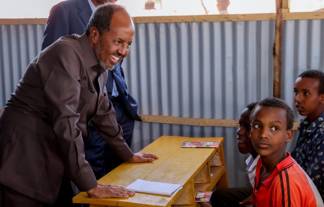 رئيس الجمهورية يتفقد مستشفى باي ومخيمات النازحين في مدينة بيدوا رئيس الجمهورية يتفقد مستشفى باي ومخيمات النازحين في مدينة بيدوا