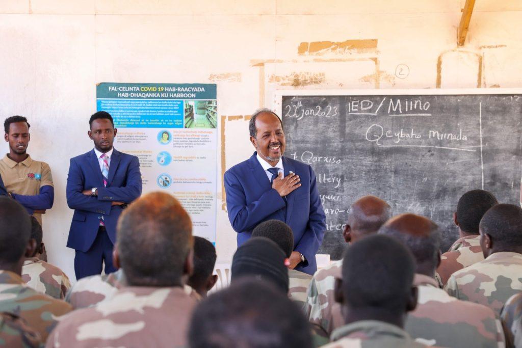 رئيس الجمهورية يتفقد مقر الفرقة الـ60 للجيش الوطني رئيس الجمهورية يتفقد مقر الفرقة الـ60 للجيش الوطني