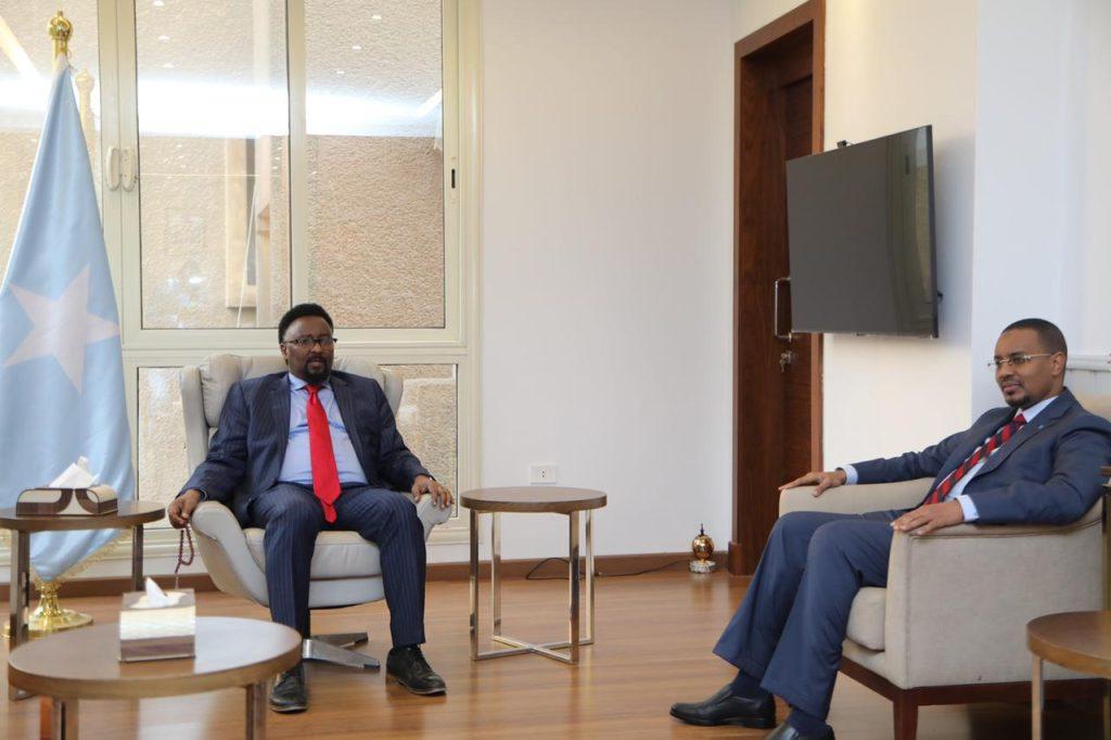 استقبل رئيس وزراء الوزراء السيد حمزة عبدي بري، في مكتبه اليوم، سفير دولة قطر لدى الصومال الدكتور عبدالله سالم النعيمي.
وبحث الجانبان، تعزيز العلاقات والتعاون بين البلدين الشقيقين والقضايا ذات الاهتمام المشترك استقبل رئيس وزراء الوزراء السيد حمزة عبدي بري، في مكتبه اليوم، سفير دولة قطر لدى الصومال الدكتور عبدالله سالم النعيمي. وبحث الجانبان، تعزيز العلاقات والتعاون بين البلدين الشقيقين والقضايا ذات الاهتمام المشترك