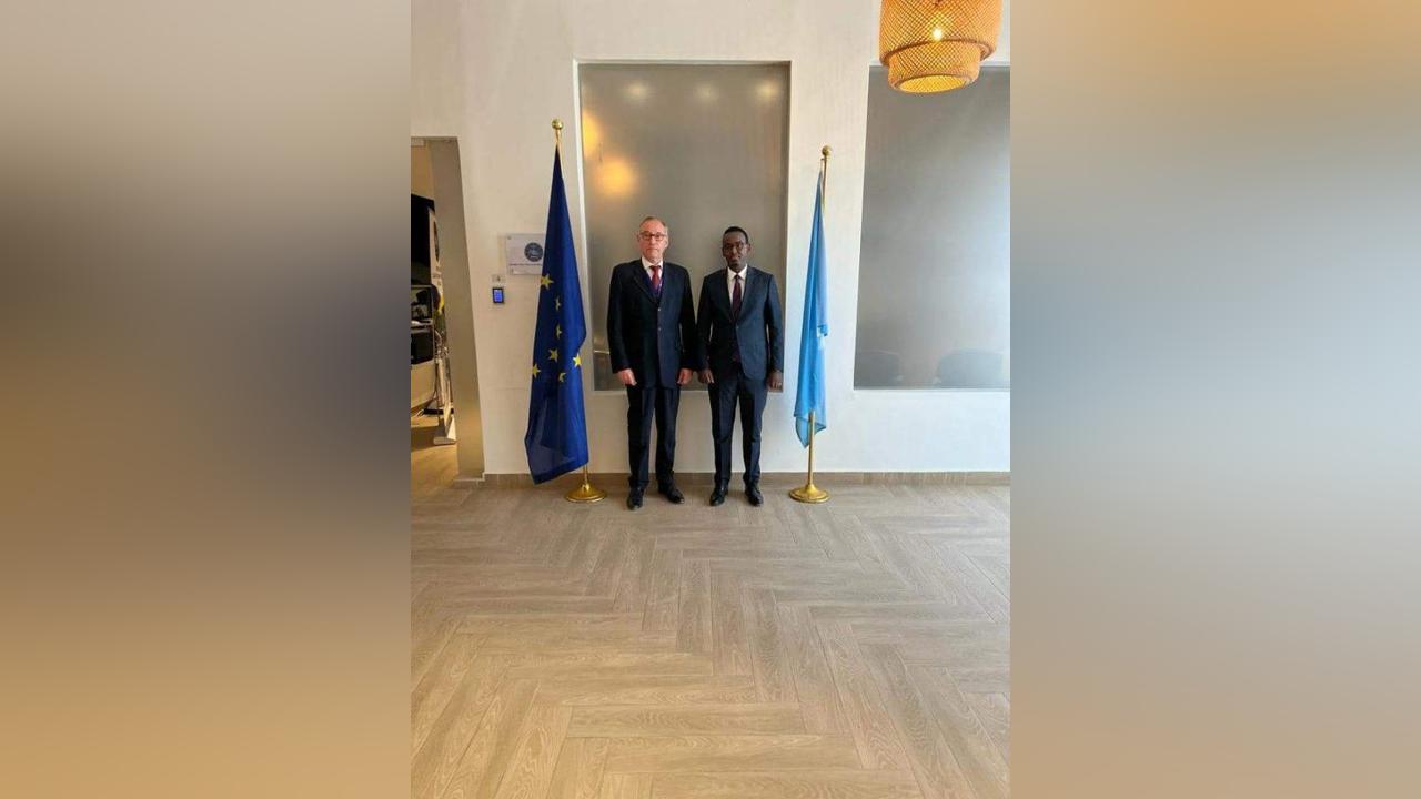 النائب العام للبلاد يلتقي رئيس بعثة الاتحاد الأفريقي لبناء القدرات في الصومال النائب العام للبلاد يلتقي رئيس بعثة الاتحاد الأفريقي لبناء القدرات في الصومال