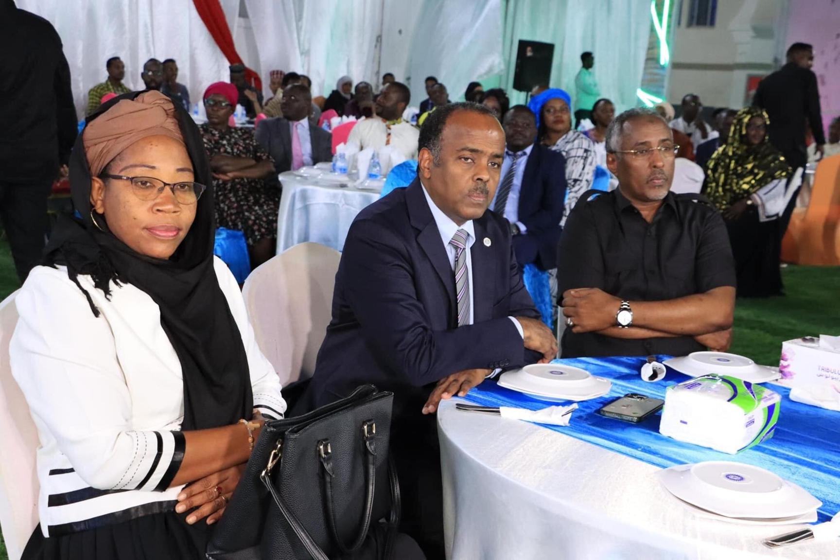 بلدية مقديشو تقيم مأدبة عشاء على شرف أعضاء الوفد الممثل لمجموعة شرق إفريقيا بلدية مقديشو تقيم مأدبة عشاء على شرف أعضاء الوفد الممثل لمجموعة شرق إفريقيا