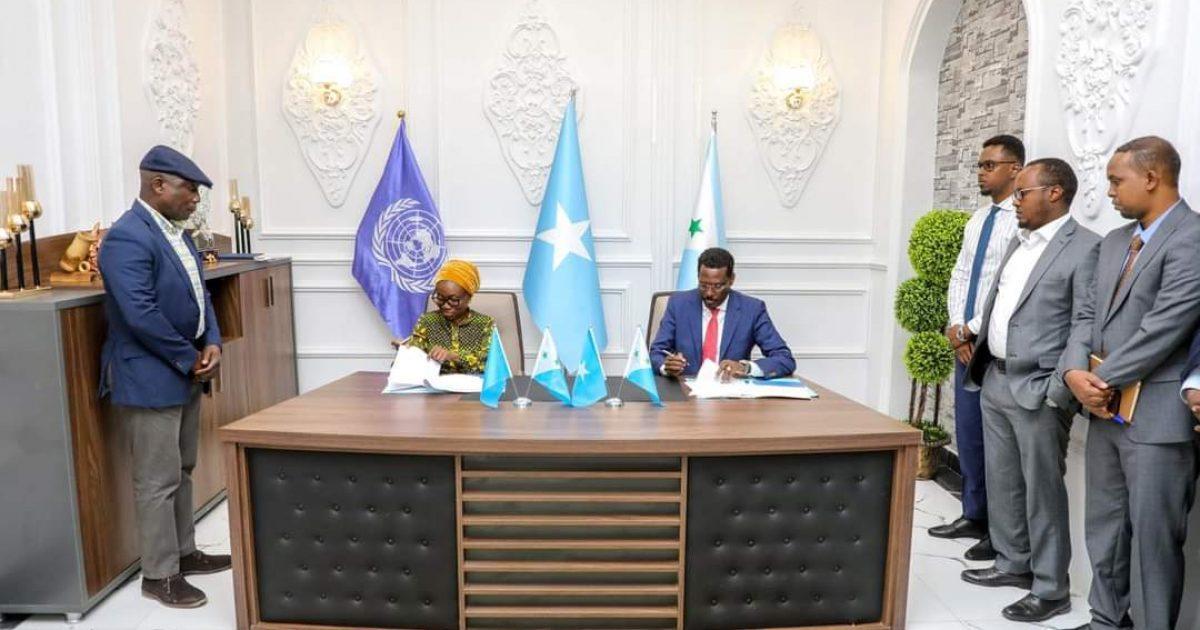 رئيس ولاية غلمدغ يوقع اتفاقية مع نائبة الممثل الخاص للأمين العام للأمم المتحدة في الصومال رئيس ولاية غلمدغ يوقع اتفاقية مع نائبة الممثل الخاص للأمين العام للأمم المتحدة في الصومال