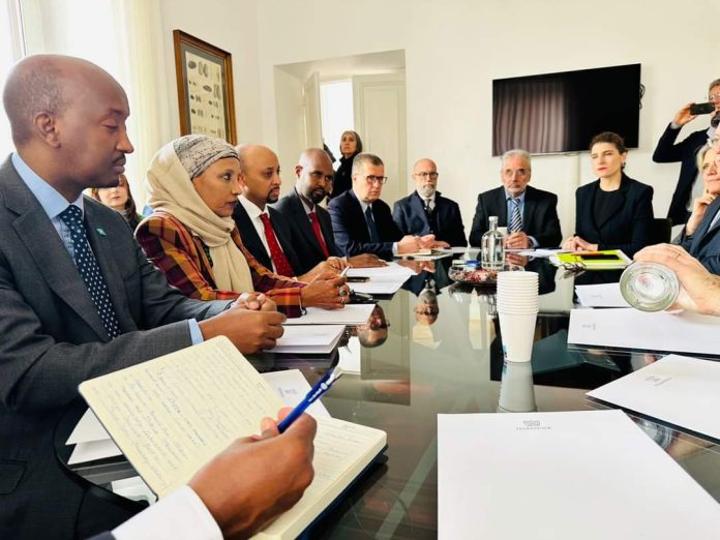 وزير الثروة السمكية الصومالي يلتقي مسؤولي الاتحاد الوطني لشركات الصيد في إيطاليا وزير الثروة السمكية الصومالي يلتقي مسؤولي الاتحاد الوطني لشركات الصيد في إيطاليا