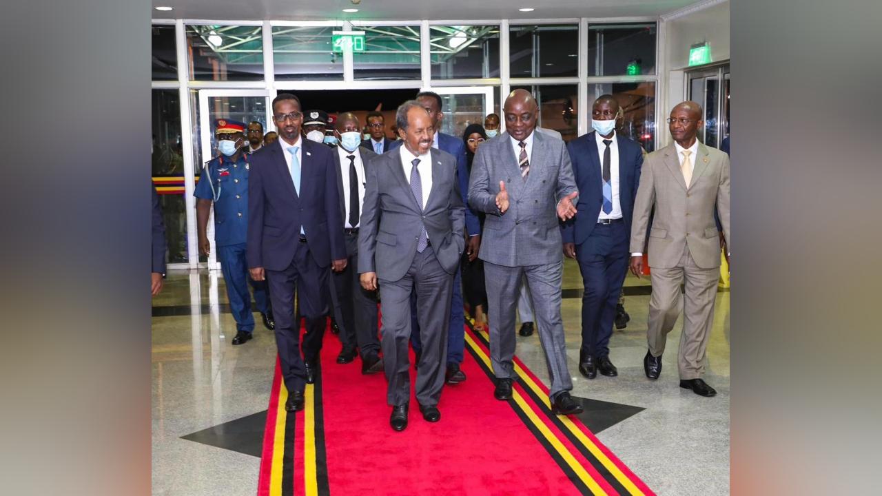 وصول الرئيس حسن شيخ إلى أوغندا وصول الرئيس حسن شيخ إلى أوغندا