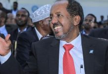 الرئيس الصومالي يتعهد بإجراء الانتخابات المقبلة بنظام الاقتراع العام الرئيس الصومالي يتعهد بإجراء الانتخابات المقبلة بنظام الاقتراع العام