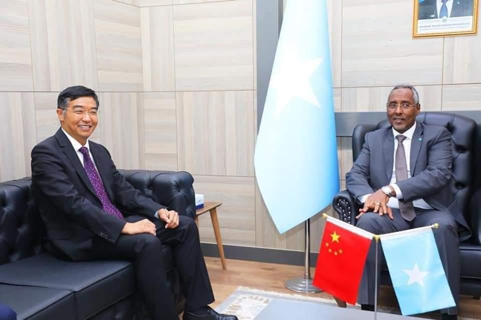 وزير الخارجية الصومالي يستقبل السفير الصيني لدى البلاد وزير الخارجية الصومالي يستقبل السفير الصيني لدى البلاد