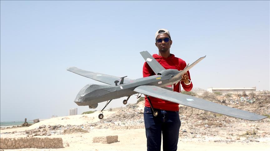 بإمكانات محلية.. شاب صومالي يصنع طائرات "درون"