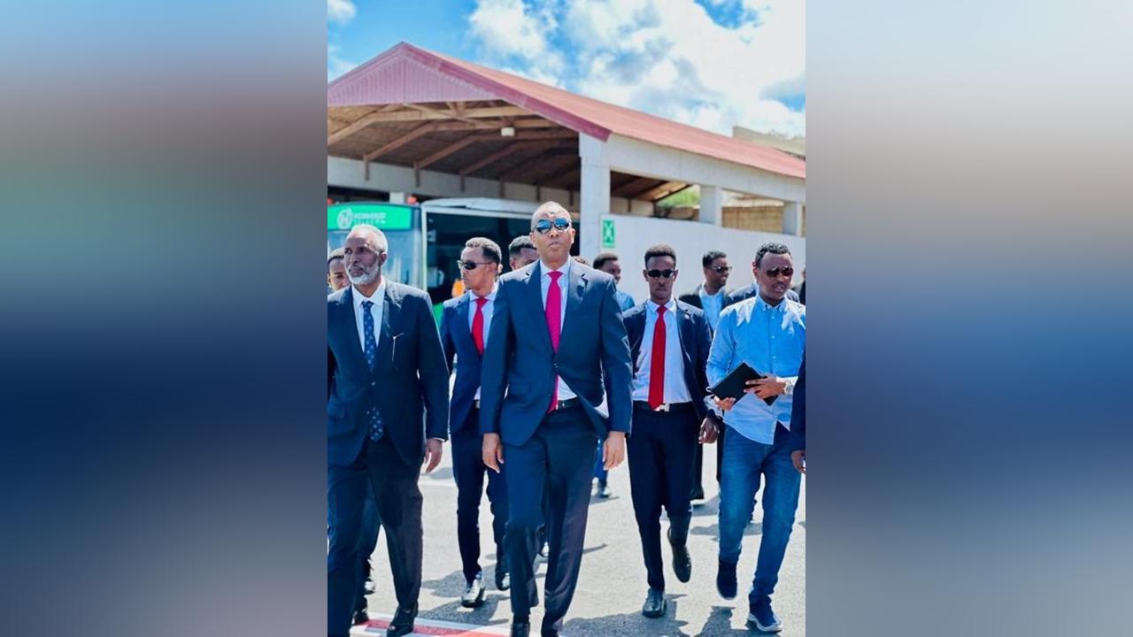 رئيس الوزراء الصومالي يسافر إلى مصر للمشاركة في الاجتماع السنوي لبنك التنمية الأفريقي رئيس الوزراء الصومالي يسافر إلى مصر للمشاركة في الاجتماع السنوي لبنك التنمية الأفريقي