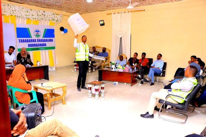 المجتمع الدولي يشيد بجهود بونتلاند في إجراء انتخابات المجالس المحلية وشيوخ العشائر يتوسطون لحل الأزمة المجتمع الدولي يشيد بجهود بونتلاند في إجراء انتخابات المجالس المحلية وشيوخ العشائر يتوسطون لحل الأزمة