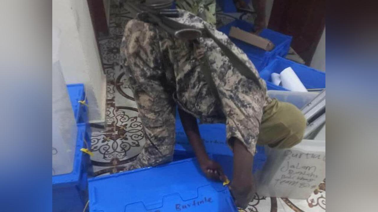 الأزمة الانتخابية في بونتلاند.. مصادرة لبعض صناديق الاقتراع الأزمة الانتخابية في بونتلاند.. مصادرة لبعض صناديق الاقتراع