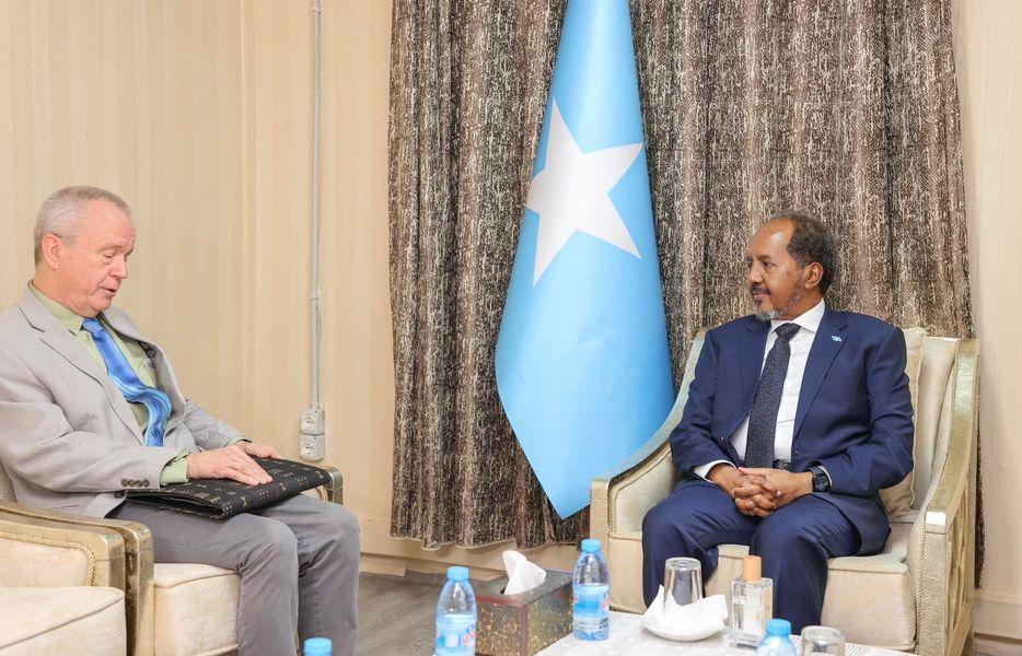 الرئيس الصومالي يودع السفير الأمريكي المنتهية ولايته الرئيس الصومالي يودع السفير الأمريكي المنتهية ولايته