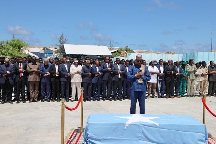 قادة البلاد يؤدون شعائر صلاة الجنازة لأحد أعضاء مجلس قيادة الثورة قبل خمسين عاما قادة البلاد يؤدون شعائر صلاة الجنازة لأحد أعضاء مجلس قيادة الثورة قبل خمسين عاما