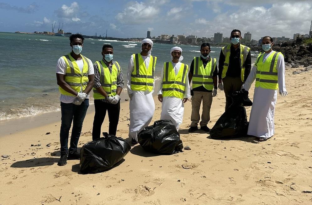 السفارة الإماراتية تنظم حملة تنظيف في شاطئ مقديشو السفارة الإماراتية تنظم حملة تنظيف في شاطئ مقديشو