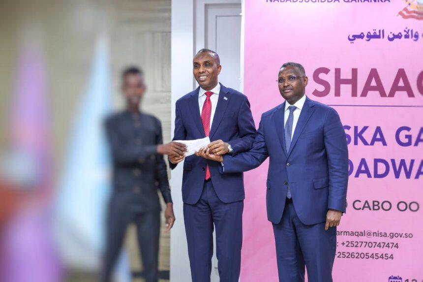 رئيس الوزراء يسلم مكافأة مالية لمواطن أبلغ عن متفجرات رئيس الوزراء يسلم مكافأة مالية لمواطن أبلغ عن متفجرات