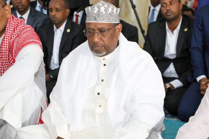 رئيس مجلس الشعب يؤدي صلاة العيد بمسجد التضامن الإسلامي في مقديشو رئيس مجلس الشعب يؤدي صلاة العيد بمسجد التضامن الإسلامي في مقديشو