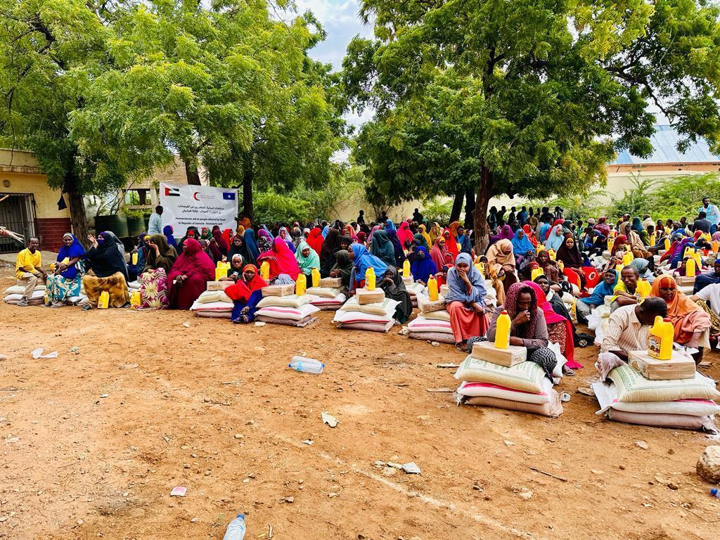 صور- صهيئة الهلال الأحمر الإماراتي تعزز جهودها لصالح المتأثرين من الفيضانات في ولاية هيرشبيلي الصومالية