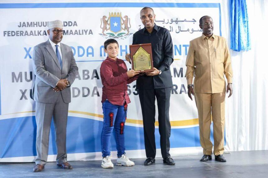 رئيس الوزراء يكرم طفلا سوريا برز في “وسائل التواصل” خلال احتفاليات اليوم الوطني رئيس الوزراء يكرم طفلا سوريا برز في “وسائل التواصل” خلال احتفاليات اليوم الوطني