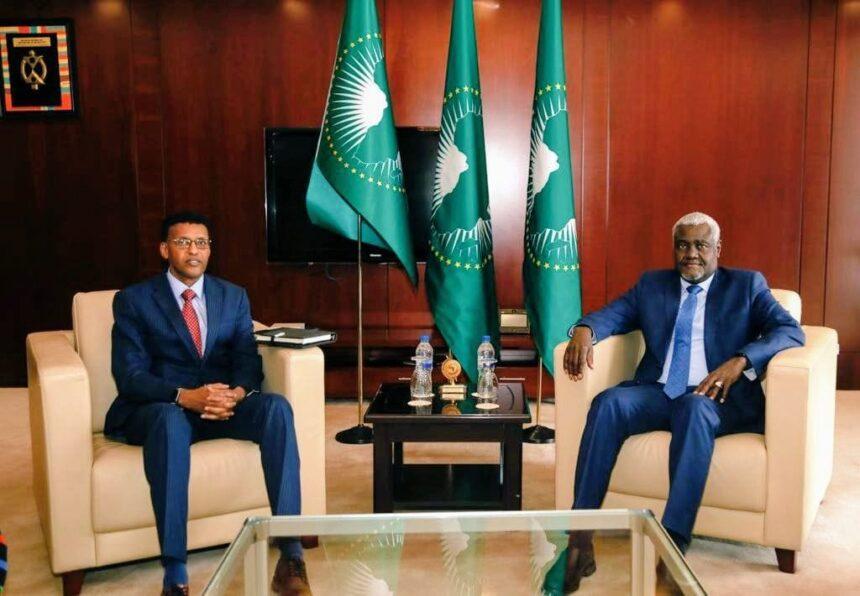 مندوب الصومال لدى الاتحاد الأفريقى يقدم أوراق اعتماده لرئيس المفوضية مندوب الصومال لدى الاتحاد الأفريقى يقدم أوراق اعتماده لرئيس المفوضية