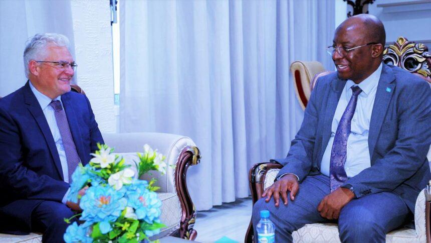 وزير الإعلام يستقبل المدير الجديد لبرنامج الأمم المتحدة الإنمائي في الصومال وزير الإعلام يستقبل المدير الجديد لبرنامج الأمم المتحدة الإنمائي في الصومال