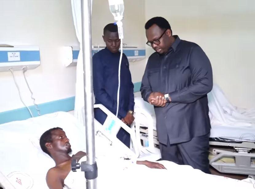 القائم بأعمال رئيس الوزراء يتفقد جرحى القوات المسلحة الوطنية القائم بأعمال رئيس الوزراء يتفقد جرحى القوات المسلحة الوطنية