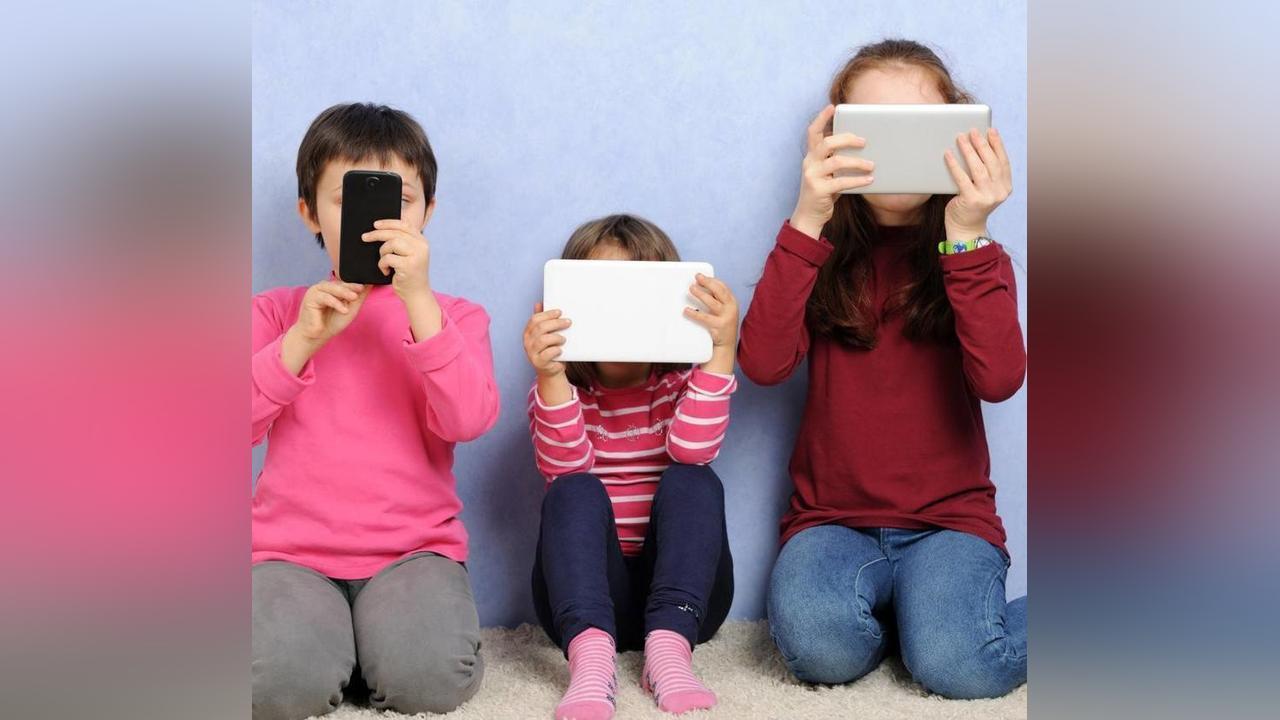 تعيق نمو الدماغ.. تحذيرات من تأثير الأجهزة الذكية على الأطفال تعيق نمو الدماغ.. تحذيرات من تأثير الأجهزة الذكية على الأطفال