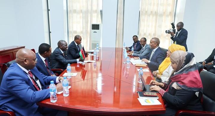 الصومال وكينيا يبحثان التعاون الثنائي في مجالات بينها الأمن والتجارة الصومال وكينيا يبحثان التعاون الثنائي في مجالات بينها الأمن والتجارة