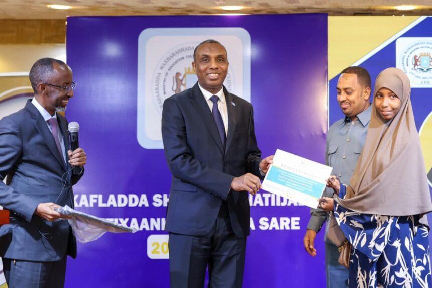 رئيس الوزراء يشيد بجهود وزارة التعليم في إجراء امتحانات الشهادة الثانوية ويشجع الطلاب الحاصلين على المراكز الأولى رئيس الوزراء يشيد بجهود وزارة التعليم في إجراء امتحانات الشهادة الثانوية ويشجع الطلاب الحاصلين على المراكز الأولى