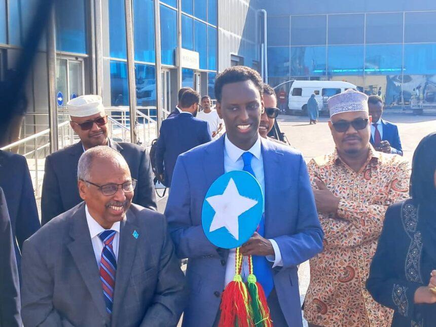 مستشار وزارة الخارجية الأمريكية لشؤون الديمقراطية وحقوق الإنسان يصل إلى مقديشو مستشار وزارة الخارجية الأمريكية لشؤون الديمقراطية وحقوق الإنسان يصل إلى مقديشو