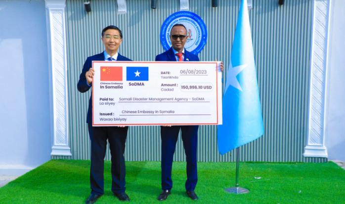 رئيس الهيئة الوطنية لإدارة الكوارث يستلم مبلغ 150 ألف دولار من السفير الصيني لدى البلاد رئيس الهيئة الوطنية لإدارة الكوارث يستلم مبلغ 150 ألف دولار من السفير الصيني لدى البلاد