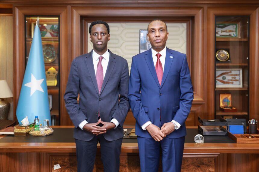 رئيس الوزراء يستقبل مستشار وزارة الخارجية الأمريكية لشؤون الديمقراطية وحقوق الإنسان رئيس الوزراء يستقبل مستشار وزارة الخارجية الأمريكية لشؤون الديمقراطية وحقوق الإنسان