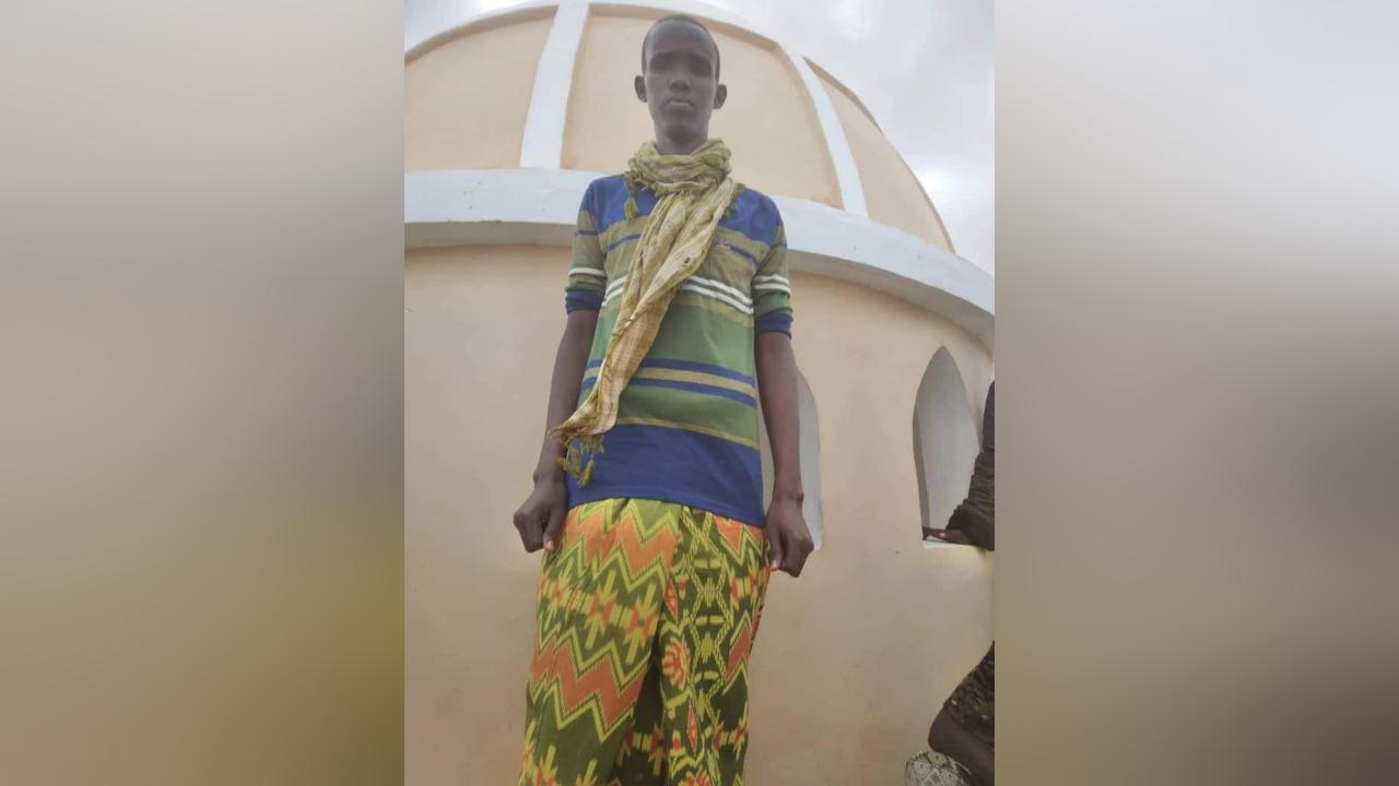 عنصر من مليشيات الشباب يسلم نفسه للجيش الوطني عنصر من مليشيات الشباب يسلم نفسه للجيش الوطني