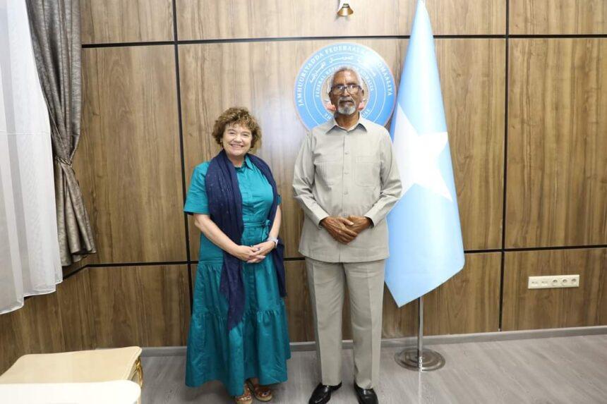 رئيس مجلس الشيوخ يستقبل ممثلة الأمين العام للأمم المتحدة في الصومال رئيس مجلس الشيوخ يستقبل ممثلة الأمين العام للأمم المتحدة في الصومال