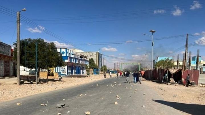 مقتل 4 أشخاص في هجوم بقذائف هاون علي مدينة لاسعانود مقتل 4 أشخاص في هجوم بقذائف هاون علي مدينة لاسعانود