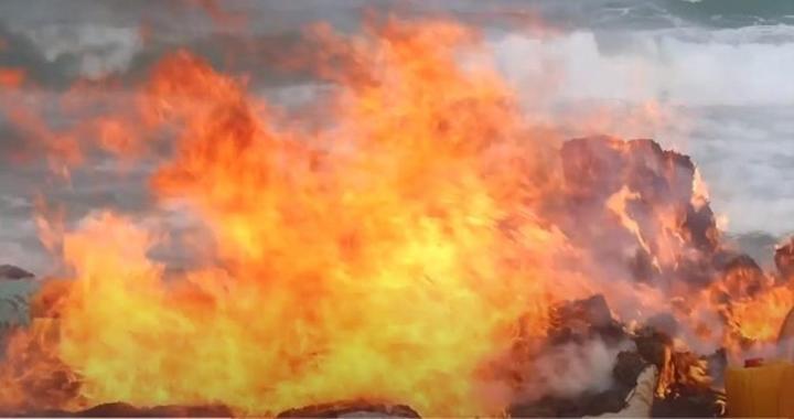 حريق هائل يلتهم أحد الأسواق في بلدوين حريق هائل يلتهم أحد الأسواق في بلدوين